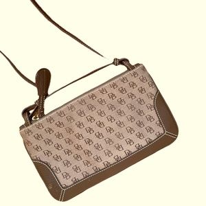Dooney & Bourke shoulder bag. Like new.